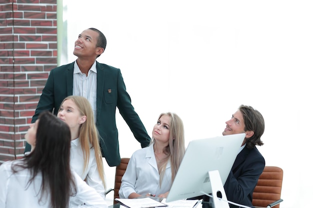 Lider przemawiający przed zespołem, pewność siebie